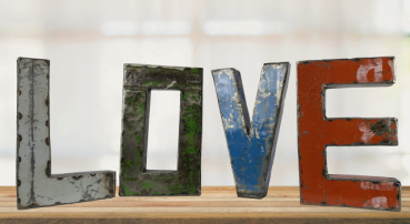 "LOVE" in Metallbuchstaben